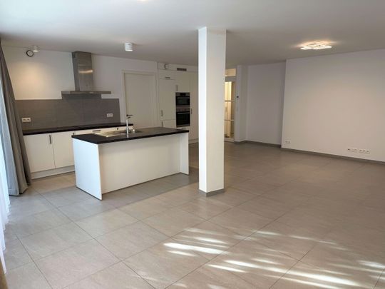 Nieuwbouwappartement met 3 slaapkamers, groot terras en autostaanplaats te huur in centrum Leuven - Photo 1