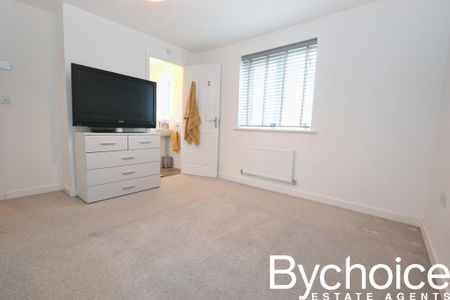 4 bedroom detached house to rent - Photo 2