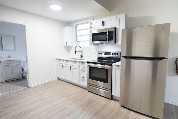 **SPACIOUS** 1 Bedroom Main Unit in St. Catharines!! - Photo 1