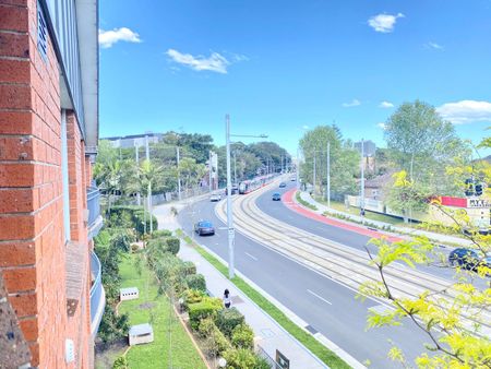 Fantastic Location - Moments to Unsw and Opposite Light Rail - Photo 3