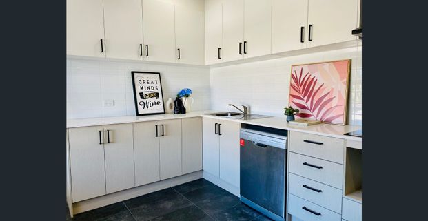 FULLY Furnished STUDIO ROOM in perfect location! - Photo 1