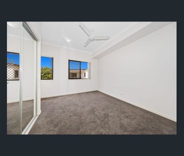 MODERN WELL MAINTAINED TOWNHOUSE - Photo 6