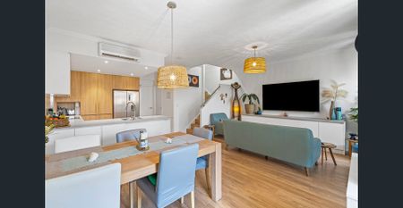 Contemporary Tri Level Townhouse in a Premium Locale - Photo 2