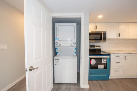 **STUNNING** 2 Bedroom Unit in Welland!! - Photo 5