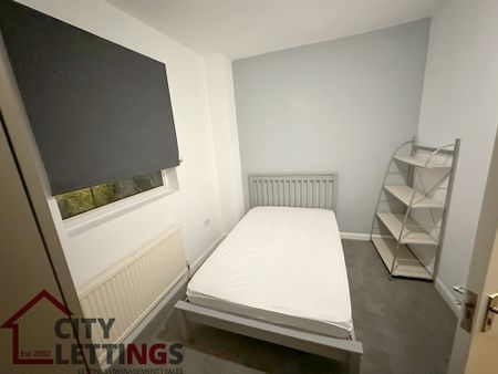 5 Bedroom Mid Terraced House - Photo 2