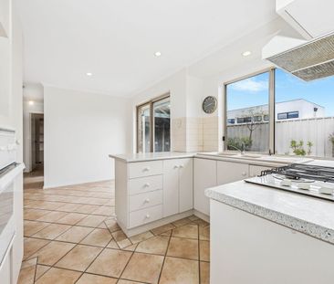 Find balance: where beachside ease meets modern comfort - Photo 6