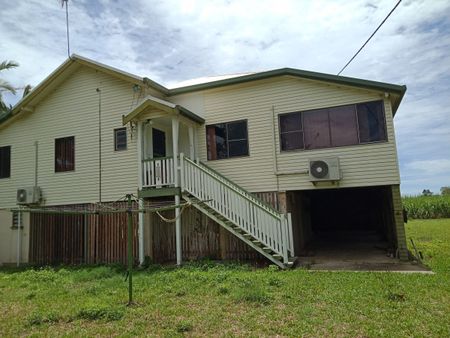 OLDER STYLE QUEENSLANDER - Photo 4