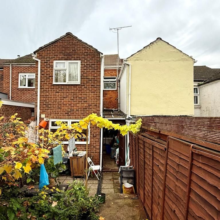 2 bedroom terraced house to rent - Photo 1