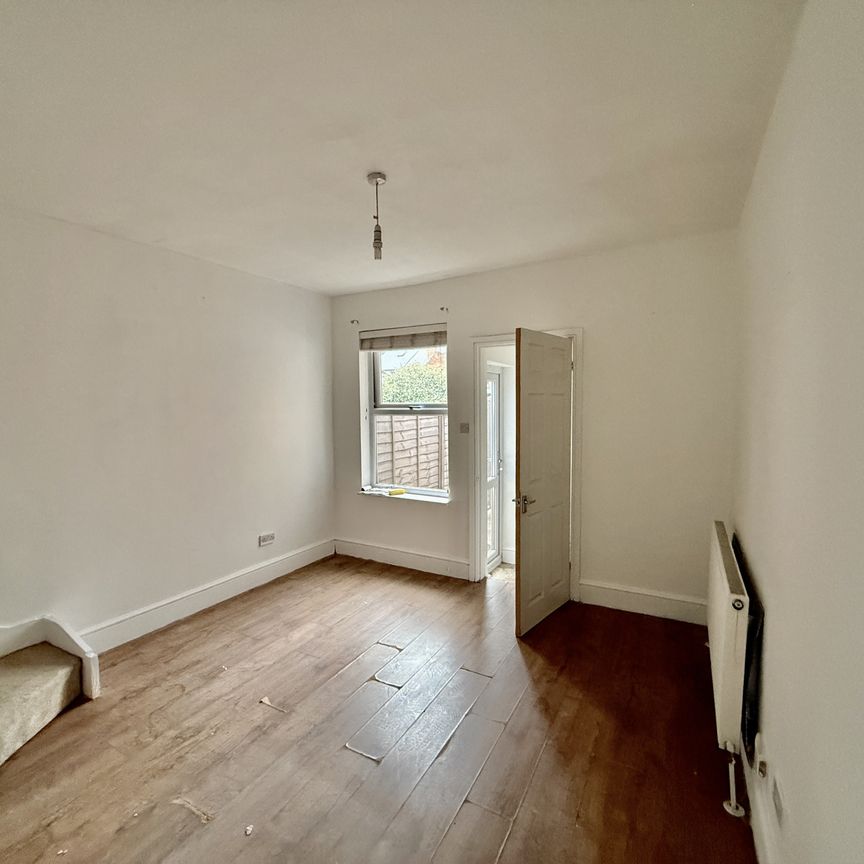 Well-presented 2-bed mid-terrace in Alvaston. Spacious living & dining rooms, modern kitchen, family bathroom. uPVC double glazing, gas heating. On-street parking, maintained rear garden. Close to shops, schools, Pride Park & Derby City Centre. unfurnished, available now. - Photo 1