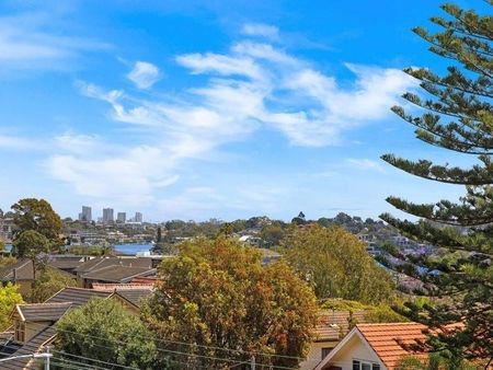 Renovated, Over-sized, Sun-Kissed, One (1) Bedroom Plus Parking Apartment, With Spectacular Treetop And Water Views, Moments To All Amenities - Photo 3