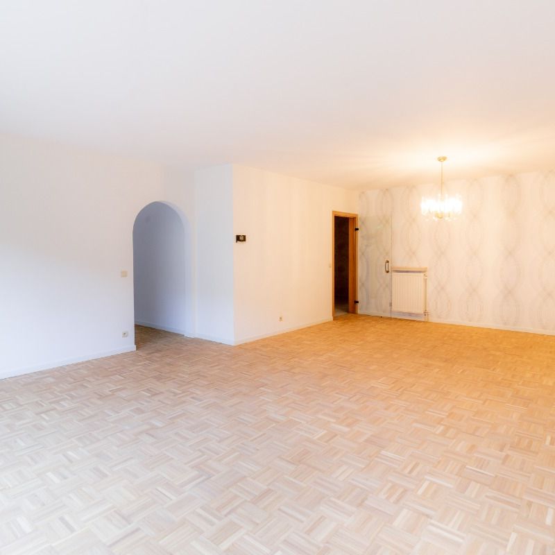 Ruim 1 slaapkamer-appartement met terras en garagebox! - Photo 1