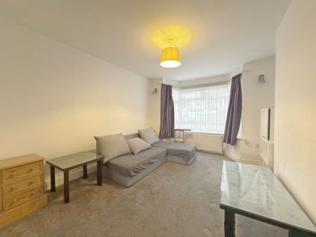 UB6, Greenford - Photo 2