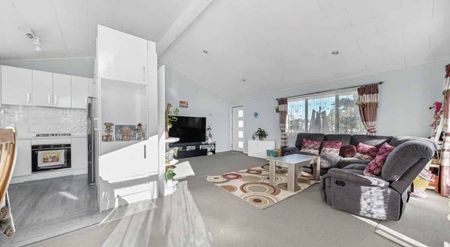 3 bedroom home in Flat Bush! - Photo 3