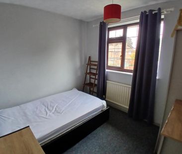 4 bedroom semi-detached house to rent - Photo 4