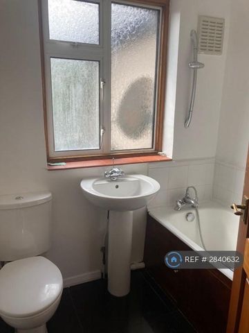4 bedroom terraced house to rent - Photo 3