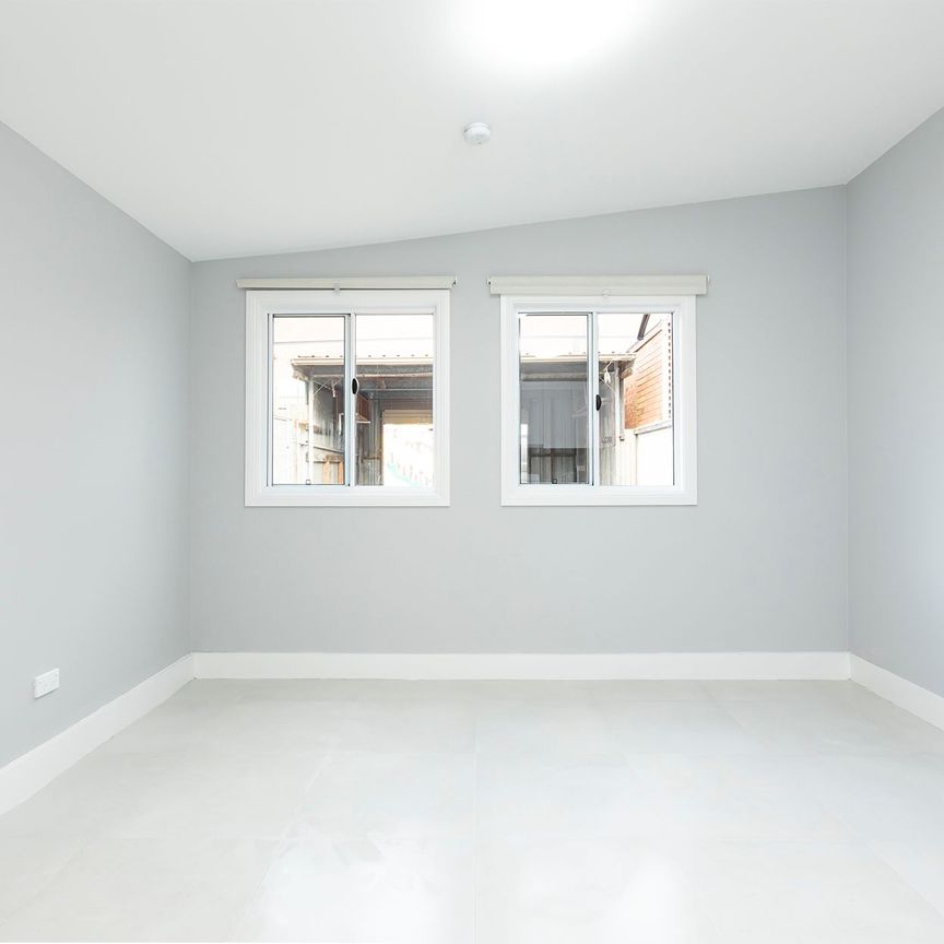 Renovated three bedroom terrace with garage-HOLDING DEPOSIT RECEIVED! - Photo 1