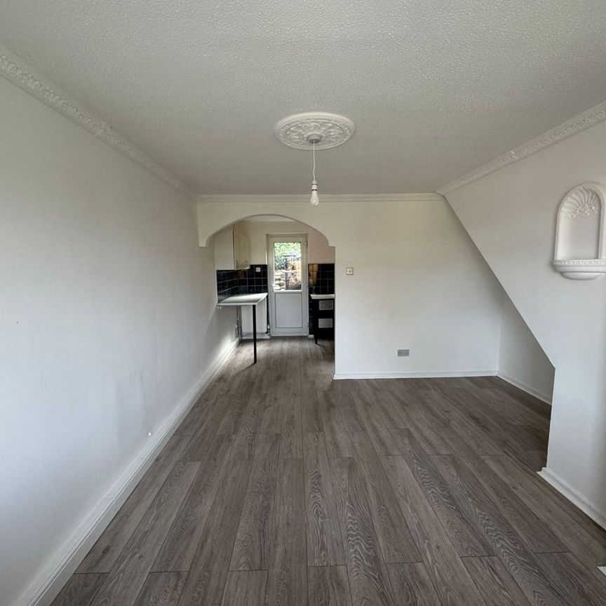2 Bed End Terrace, Fairmead Close, NG3 - Photo 1