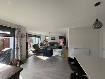 Modern 3-Bedroom Home in Fantastic Location - Photo 5