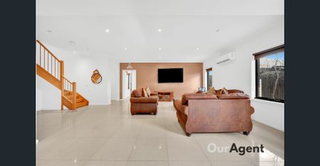 Family Home With Separate Driveway - Photo 2