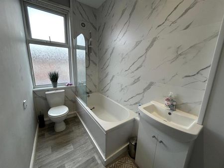 1 bedroom in a house share to rent - Photo 4