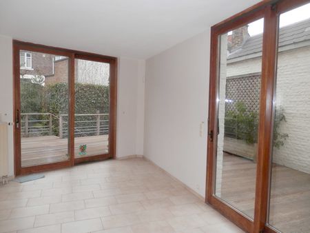 A la recherche d’un bien en plein centre de Namur, combinant accessibilité et tranquillité, offrant un bel espace vert pour vous ressourcer ? Cet appartement 2 chambres avec terrasse, jardin et garage est fait pour vous ! - Photo 2