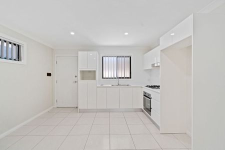 Spacious private granny flat with water included - Photo 4