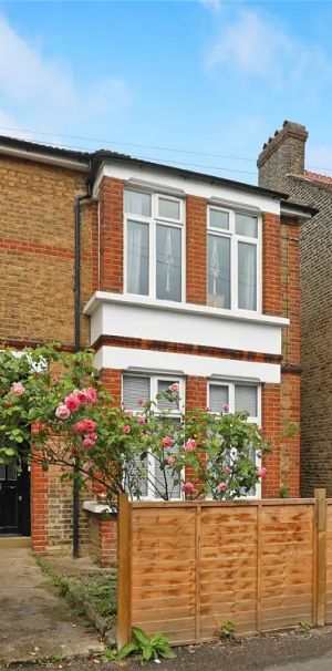 2 bedroom flat in Colliers Wood - Photo 1