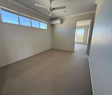 Low Maintenance 4 Bedroom 2 Bathroom Home- Walking Distance to Ever... - Photo 5