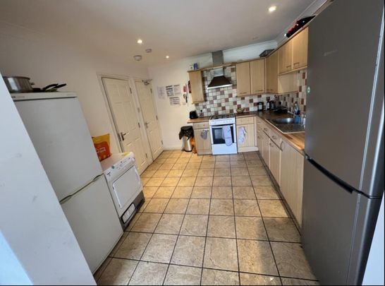 6 bedroom semi-detached house to rent - Photo 1