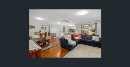 Huge Family Home with a Shed - Photo 2