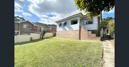 Spacious 4 Bedroom Home Featuring a Large Private Backyard - Photo 3