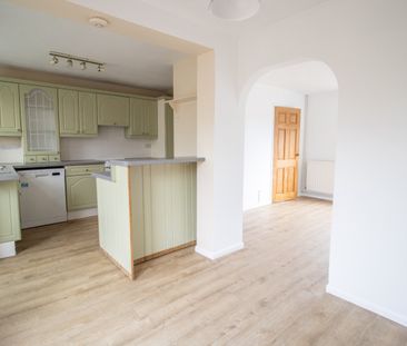 Well-proportioned three-bedroom semi-detached home - Photo 5