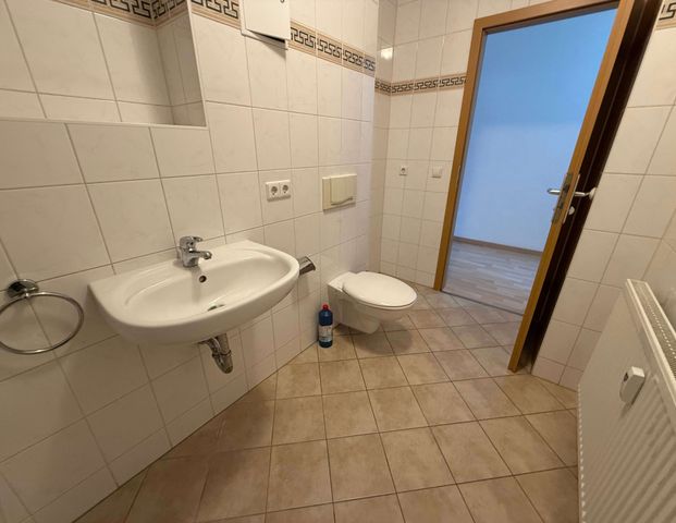 Wohnbereich mit offener Küche /Hochparterre/Ergeschoss / Laminat / Bad mit Wanne ! - Foto 1