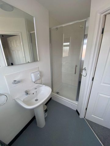 1 bedroom in a house share to rent - Photo 4