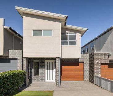 Spacious 5-Bedroom Family Home in Guildford - Photo 5