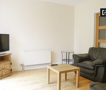 Room for rent in 5-bedroom apartment in Ballymun, Dublin - Photo 2