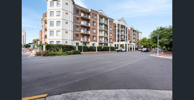 Spacious Apartment in Great Location - Photo 1