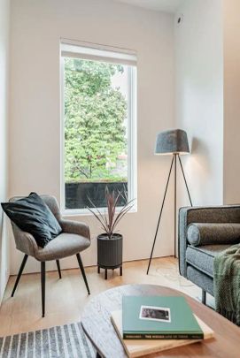 Toronto Furnished Townhouse for Rent - Incredible 1 Bed, 1 Bath plus Den and Private Yard in Queen West - Photo 1