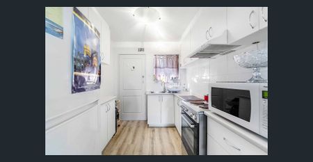 Excellent Location, two bedroom ground floor unit! - Photo 5