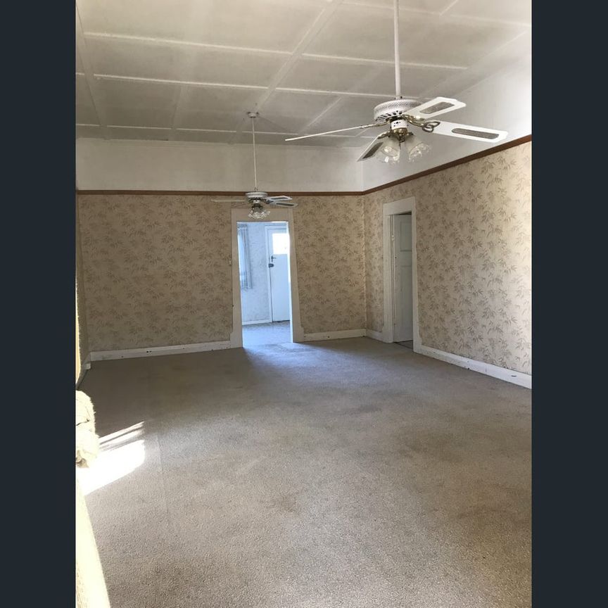 Conveniently located character home - walk to PA Hospital & public transport - Photo 1