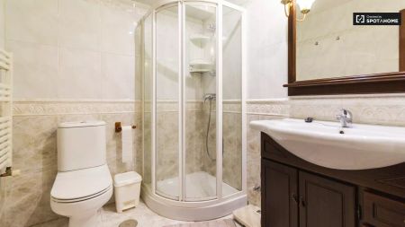 Double bed in Fully-furnished rooms in an immense flat near Retiro Park - Photo 4