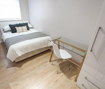 4 bedroom flat to rent - Photo 4