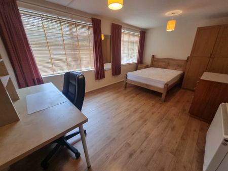 4 Bed Student Accommodation - Photo 3