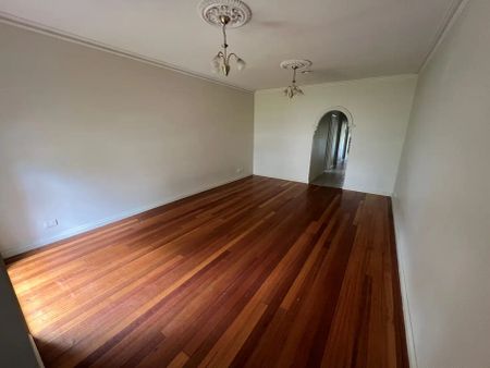 “Classic 3Br Home in Sunshine!” - Photo 3