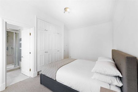 This is a charming second floor three bedroom property on the desirable garden square of Onslow Square in South Kensington. - Photo 5