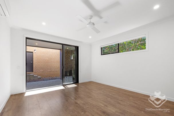 Be Quick! 3 Bedroom Townhomes in the Sola Complex don't last long ... - Photo 1