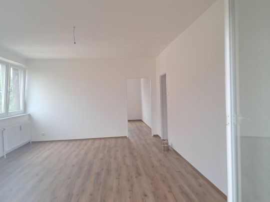 Dr.Schauerstr.6a, DG: WG geeignete, zentral gelegene, renovierte 3-Zimmerwohnung mit großem Balkon, separater, unmöblierter Küche, ca.100m2 WNFL, 4.Liftstock, Parkplatz! - Foto 1