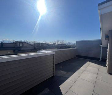 Townhouse with Rooftop Patio - Photo 2