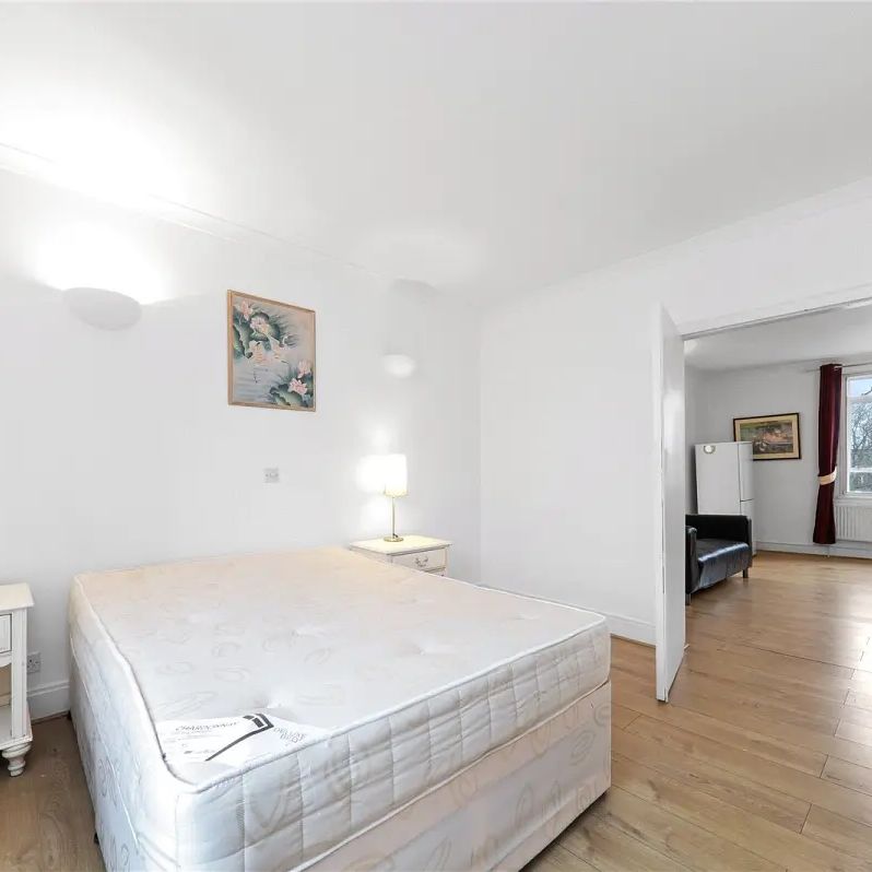 1 bedroom flat in St Johns Wood - Photo 2