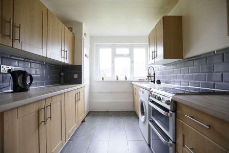 Brading Crescent, London, E11 - Photo 2